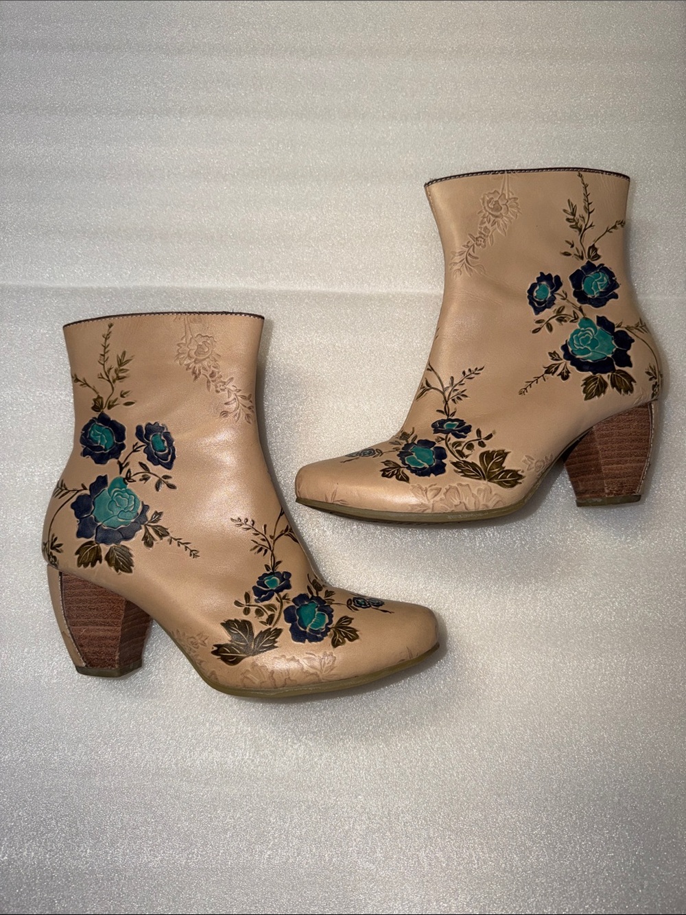 L’Artiste Spring Step Floral Embossed Women's Boots size 40 like new